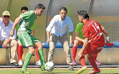 Paco Cala (centro) observa a su jugador Paquito, uno de los renovados. Paco Cala (centro) observa a su jugador Paquito, uno de los renovados.