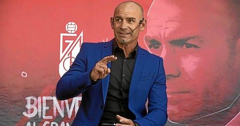 Paco Jémez, durante su presentación con el Granada. Paco Jémez, durante su presentación con el Granada.