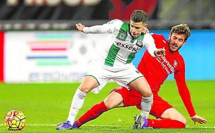 Bryan Linssen (Groningen), presionado por Bruno Uvini durante un partido de la 15/16. Bryan Linssen (Groningen), presionado por Bruno Uvini durante un partido de la 15/16.