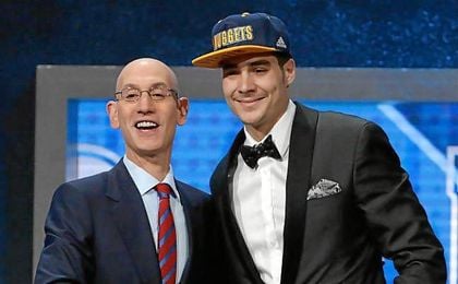 Juancho Hernangómez junto a Adam Silver tras ser elegido por los Denver Nuggets la pasada madrugada. Juancho Hernangómez junto a Adam Silver tras ser elegido por los Denver Nuggets la pasada madrugada.