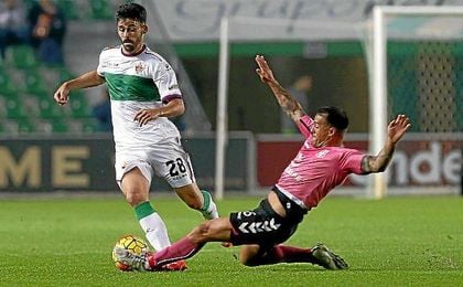 Caro, en un partido de Liga con el Elche. Caro, en un partido de Liga con el Elche.