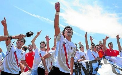 Borja Lasso, en primer término, celebra el ascenso del filial sevillista el pasado domingo. Borja Lasso, en primer término, celebra el ascenso del filial sevillista el pasado domingo.