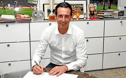 Emery firmando su contrato con el PSG. Emery firmando su contrato con el PSG.