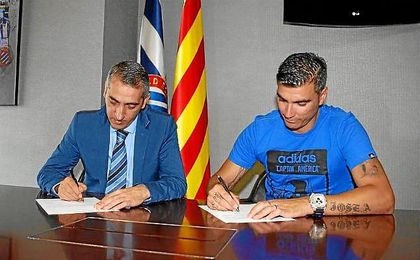 Reyes firmando su contrato con el Espanyol. Reyes firmando su contrato con el Espanyol.