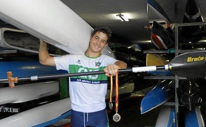 Gonzalo exhibe orgulloso sus últimos triunfos a nivel nacional. Gonzalo exhibe orgulloso sus últimos triunfos a nivel nacional.