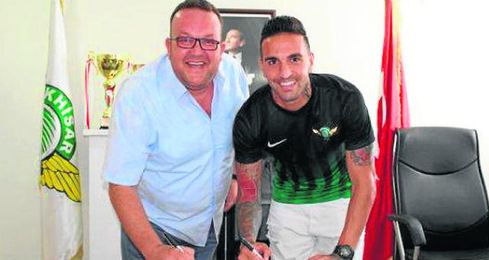 Miguel Lopes firma su nuevo contrato. Miguel Lopes firma su nuevo contrato.