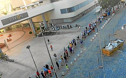 Largas colas de sevillistas en el Sánchez Pizjuán para las nuevas altas. Largas colas de sevillistas en el Sánchez Pizjuán para las nuevas altas.