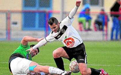 Javi Muñoz se tira al suelo para cortar el avance de un rival en un Brenes-Coronil de la 12/13. Javi Muñoz se tira al suelo para cortar el avance de un rival en un Brenes-Coronil de la 12/13.