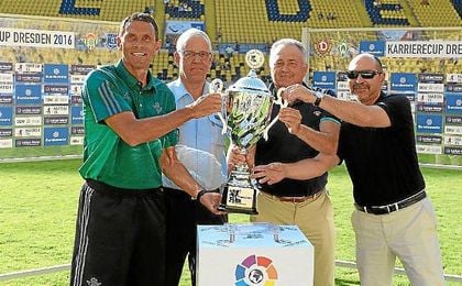 Poyet, con el trofeo cosechado en la Dresden Cup. Poyet, con el trofeo cosechado en la Dresden Cup.