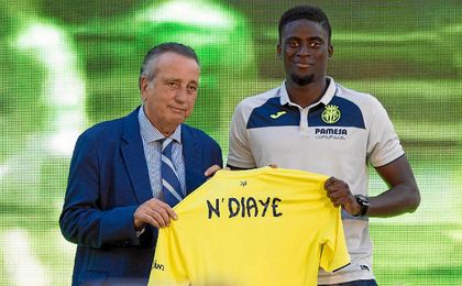 Alfred N´Diaye posa junto a Fernando Roig. Alfred N´Diaye posa junto a Fernando Roig.