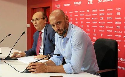 Monchi, junto a Castro en la sala de prensa del Sánchez Pizjuán. Monchi, junto a Castro en la sala de prensa del Sánchez Pizjuán.