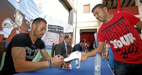 Beto, firmando un autógrafo a un aficionado sevillista. Beto, firmando un autógrafo a un aficionado sevillista.