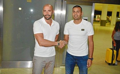 Gabriel Mercado junto a Monchi en el aeropuerto de San Pablo este jueves. Gabriel Mercado junto a Monchi en el aeropuerto de San Pablo este jueves.