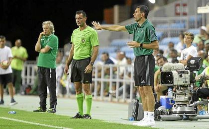 Gustavo Poyet dando instrucciones a sus pupilos en Portugal. Gustavo Poyet dando instrucciones a sus pupilos en Portugal.