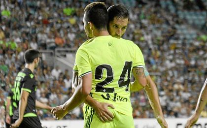 Rubén Castro celebrando uno de sus goles junto a Cejudo. Rubén Castro celebrando uno de sus goles junto a Cejudo.
