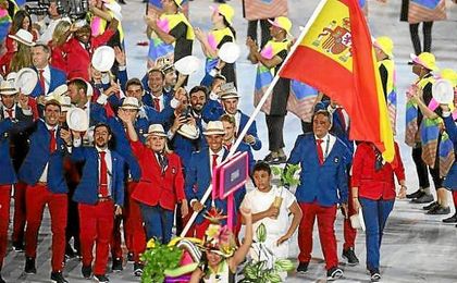Nadal, sonriente, al frente de la delegación española en Maracaná. Nadal, sonriente, al frente de la delegación española en Maracaná.