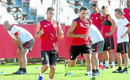 Juan Muñoz se ejercita con el Sevilla mientras elige su destino. Juan Muñoz se ejercita con el Sevilla mientras elige su destino.