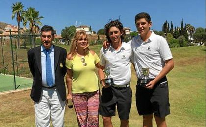 La pareja de dobles posa con el trofeo. La pareja de dobles posa con el trofeo.