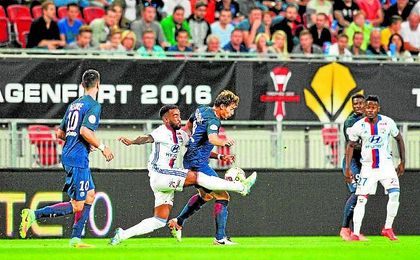 Lacazette presiona a Stambouli durante la Supercopa gala del sábado. Lacazette presiona a Stambouli durante la Supercopa gala del sábado.