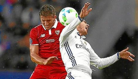 Carriço y Morata saltan por el balón. Carriço y Morata saltan por el balón.
