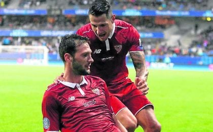 Vitolo felicita al italo-argentino tras un gol. Vitolo felicita al italo-argentino tras un gol.