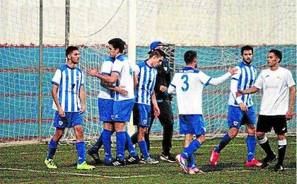 Los jugadores del Salteras se felicitan tras vencer al Brenes la pasada temporada. Los jugadores del Salteras se felicitan tras vencer al Brenes la pasada temporada.