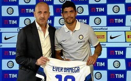 El rosarino, posando con su nueva camiseta. El rosarino, posando con su nueva camiseta.