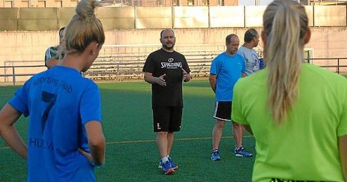 Powi se dirige a sus jugadoras el pasado 27 de julio, día en el que comenzó la pretemporada Powi se dirige a sus jugadoras el pasado 27 de julio, día en el que comenzó la pretemporada