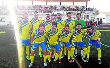En la imagen, el once ecijano que comenzó el amistoso jugado ante el Azuaga. En la imagen, el once ecijano que comenzó el amistoso jugado ante el Azuaga.