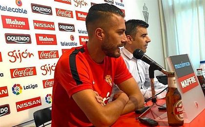 Xavi Torres durante su presentación como nuevo jugador Sporting de Gijón. Xavi Torres durante su presentación como nuevo jugador Sporting de Gijón.