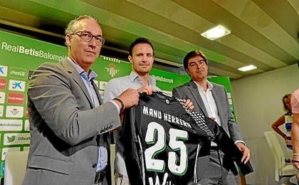 Manu Herrera, duranta su presentación con el Betis. Manu Herrera, duranta su presentación con el Betis.