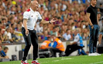 Sampaoli, siempre intenso en el área técnica. Sampaoli, siempre intenso en el área técnica.