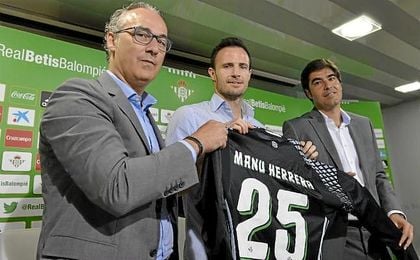 Torrecilla, junto a Manu Herrera y Haro en la presentación del portero. Torrecilla, junto a Manu Herrera y Haro en la presentación del portero.