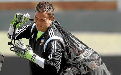 Diego Alves, en un entrenamiento con el Valencia. Diego Alves, en un entrenamiento con el Valencia.