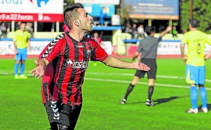 Reguera celebra un gol con el Cabecense al San Juan. Reguera celebra un gol con el Cabecense al San Juan.