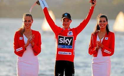 Peter Kennaugh, en el podio del primer día de la Vuelta. Peter Kennaugh, en el podio del primer día de la Vuelta.