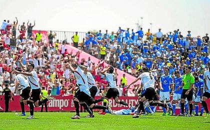 56 días han pasado de esta imagen, en la que jugadores y afición celebraban el ascenso a Segunda. 56 días han pasado de esta imagen, en la que jugadores y afición celebraban el ascenso a Segunda.