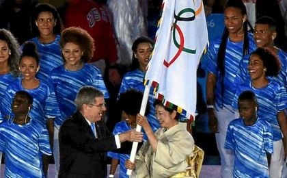 El emblema olímpico es entregado a la primera gobernadora de la capital japonesa. El emblema olímpico es entregado a la primera gobernadora de la capital japonesa.