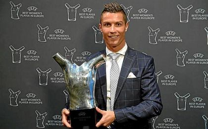 Cristiano posa junto al trofeo de ´Mejor Jugador de Europa´. Cristiano posa junto al trofeo de ´Mejor Jugador de Europa´.