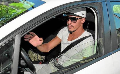 Foued Kadir sale de entrenarse aparte en la ciudad deportiva. Foued Kadir sale de entrenarse aparte en la ciudad deportiva.