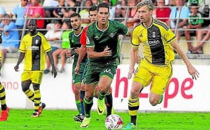 Álex Alegría presiona a un zaguero del Fulham durante uno de los amistosos de pretemporada. Álex Alegría presiona a un zaguero del Fulham durante uno de los amistosos de pretemporada.