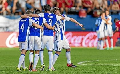 Los jugadores de la Real celebran el triunfo ante Osasuna. Los jugadores de la Real celebran el triunfo ante Osasuna.