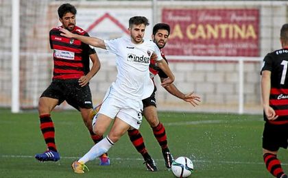 David López es perseguido por Juan Antonio y José Rodríguez en el Gerena-Cabecense de la 15/16. David López es perseguido por Juan Antonio y José Rodríguez en el Gerena-Cabecense de la 15/16.