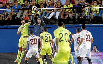 Sergio Rico salta más que nadie para atrapar un balón. Sergio Rico salta más que nadie para atrapar un balón.