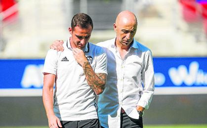 Ayestarán, cuestionado ya en el banquillo che, acompaña a Alcácer (que se va al Barça) en Ipurua Ayestarán, cuestionado ya en el banquillo che, acompaña a Alcácer (que se va al Barça) en Ipurua