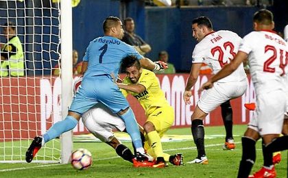 Rami intenta rematar el saque de esquina botado por Sarabia. Rami intenta rematar el saque de esquina botado por Sarabia.