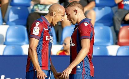 El Levante sigue líder indiscutible tras derrotar al Valladolid. El Levante sigue líder indiscutible tras derrotar al Valladolid.
