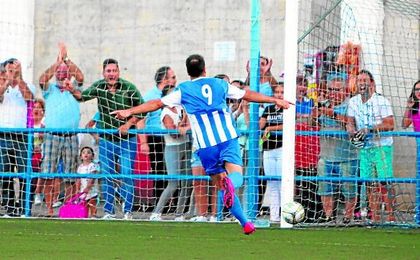 Del Valle celebra el tanto del empate ante el Cádiz B la pasada jornada. Del Valle celebra el tanto del empate ante el Cádiz B la pasada jornada.