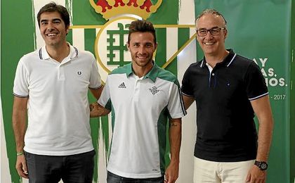 Rubén Castro posa junto a Torrecilla y Haro. Rubén Castro posa junto a Torrecilla y Haro.