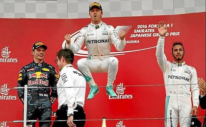 Rosberg saltando en el podio, junto a Verstappen y Hamilton. Rosberg saltando en el podio, junto a Verstappen y Hamilton.